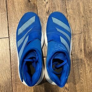 Boys size 7 Adidas basketball sneaker